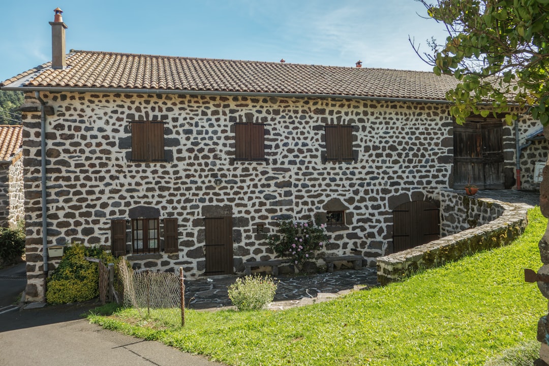 Fine Paints of Europe 11 cream painted brick